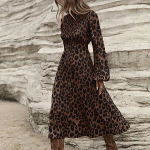 Lange jurk met lange mouwen en riem in de taille