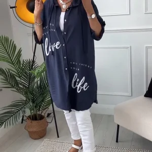 Blouse met capuchon en knopen met letterprint