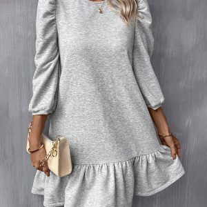 Eénkleurige jurk met pofmouwen