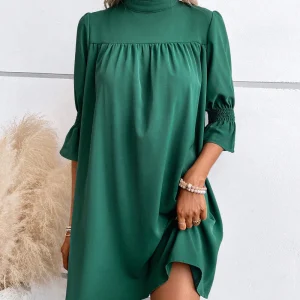 Elegante jurk met col in een effen kleur