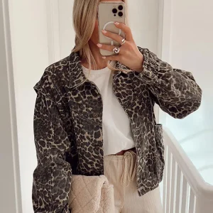 Elin | Casual kort vest met luipaardprint