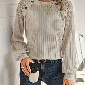 Emma | Elegante polyester dames sweatshirt met kanten schouderdetail en knoopaccenten