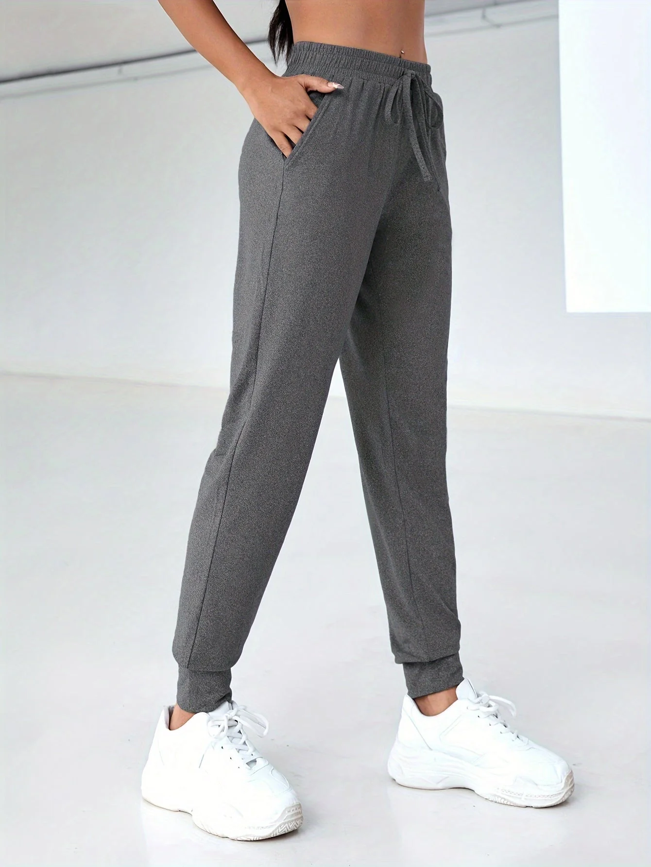 Lara | Zwarte casual sportbroek met hoge taille en zakken - Afbeelding 3