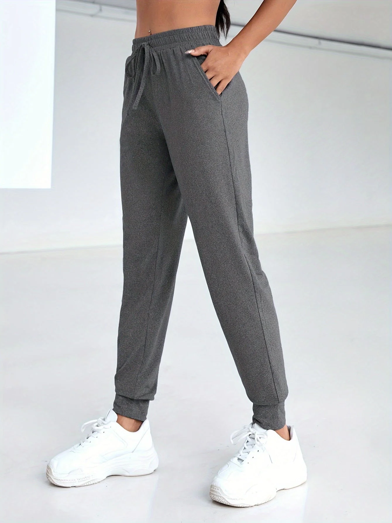 Lara | Zwarte casual sportbroek met hoge taille en zakken - Afbeelding 9