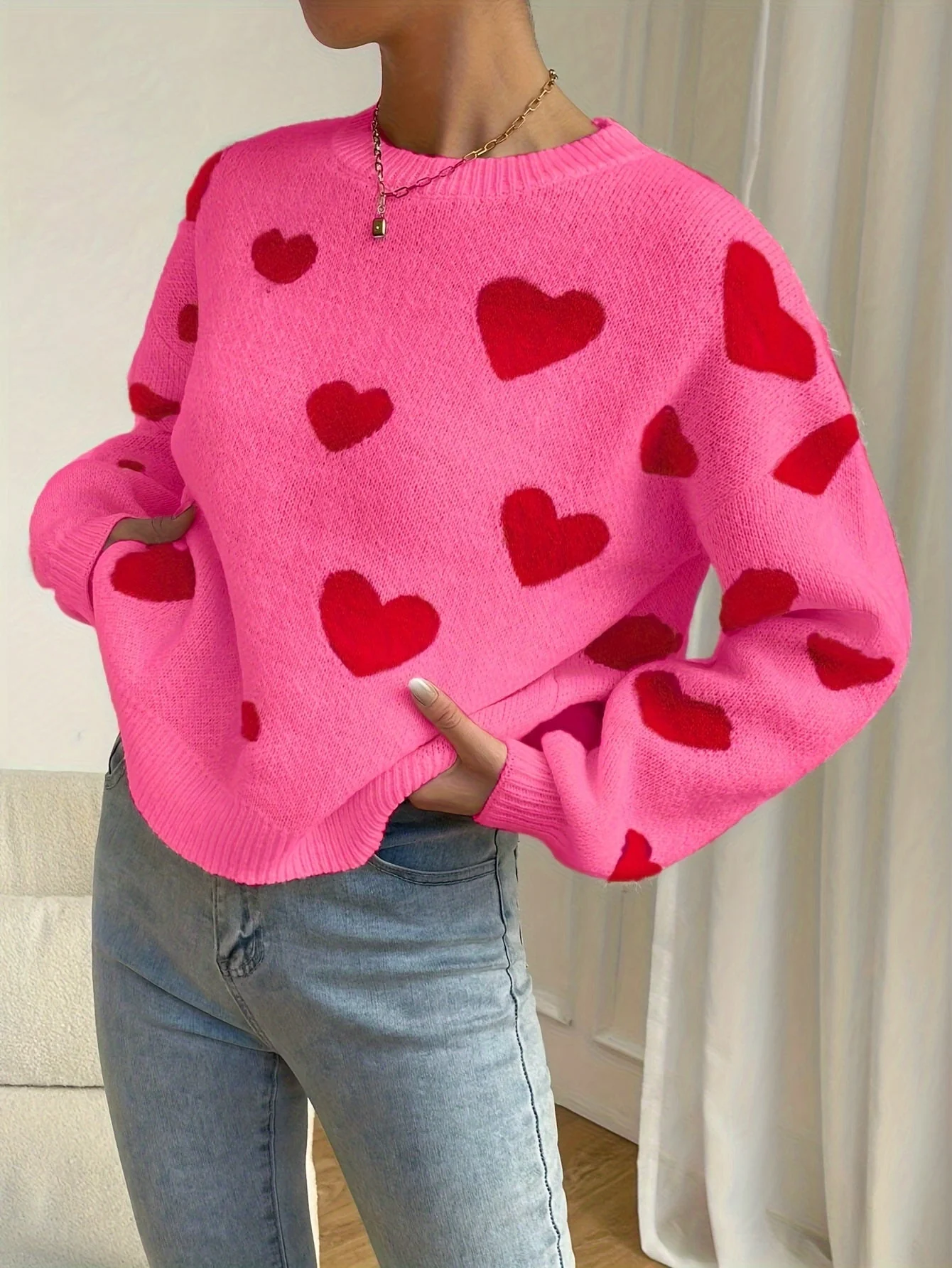 Sara | Roze trui met rood hartpatroon en ronde hals - Afbeelding 4